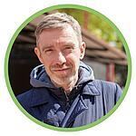 Client heureux laissant un avis sur un séjour familial exceptionnel dans un camping