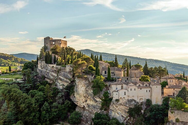 Vue sur le château perché et les maisons de Vaison-la-Romaine près de Buis-les-Baronnies, site incontournable pour une visite culturelle