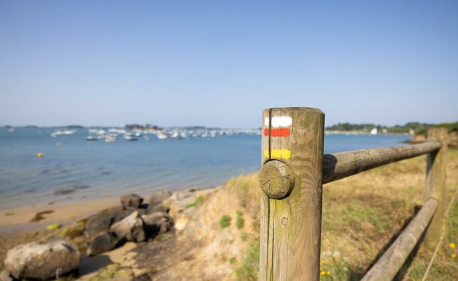 Sentier côtier balisé en Bretagne avec vue sur la mer, idéal pour des vacances nature en camping 4 étoiles