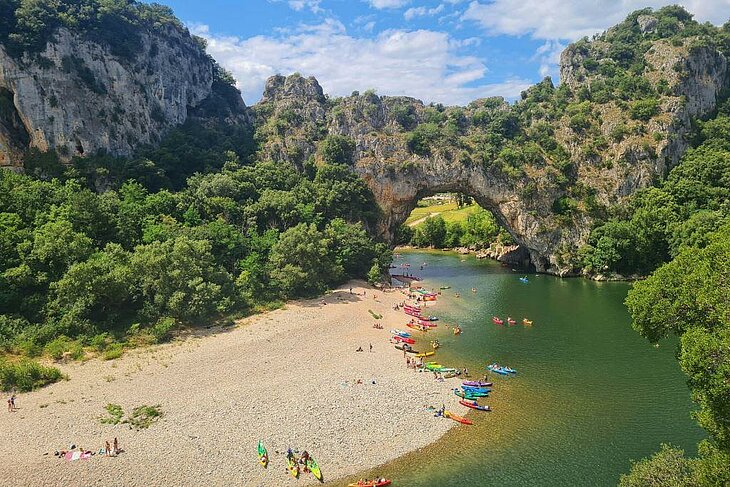 Canoës colorés sur la rivière sous le Pont d’Arc, une activité nature à vivre autour de Joannas en Ardèche.
