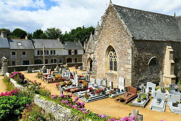 Église de Lanloup et son cimetière fleuri, témoignage du patrimoine culturel et architectural breton.