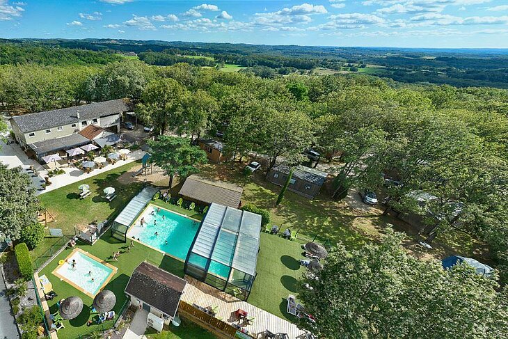 Vue aérienne du camping Sites et Paysages Les Hirondelles à Loupiac, un hébergement nature idéal pour profiter pleinement de tout ce qu’il y a à faire à Loupiac.