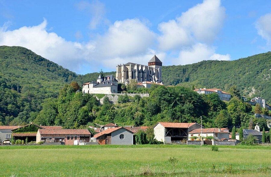 Vue sur Saint-Bertrand-de-Comminges et sa cathédrale, un site incontournable à visiter lors d’un séjour en camping en Haute-Garonne.