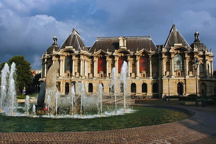 Façade du Palais des Beaux-Arts de Lille avec fontaine au premier plan, haut lieu du tourisme culturel dans les Hauts-de-France