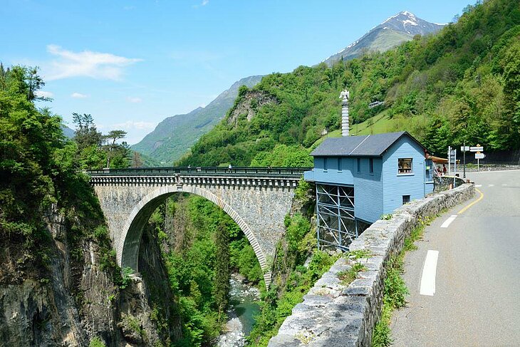 Le pont Napoléon à Luz-Saint-Sauveur, une étape incontournable à proximité de Sazos pour compléter toute activité Sazos entre patrimoine et nature.