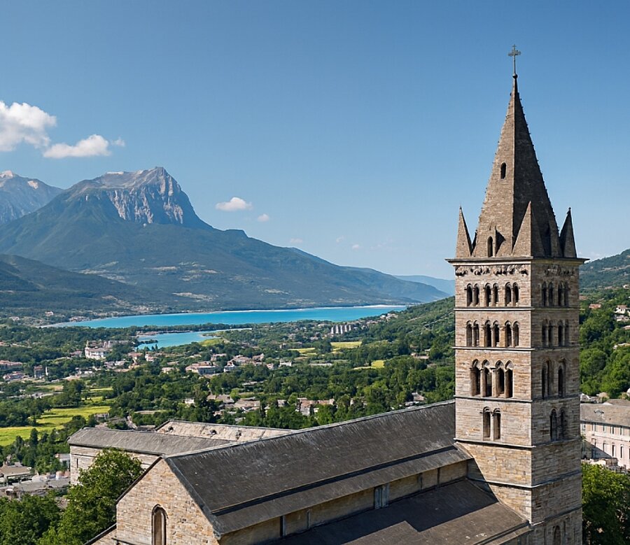 Cathédrale Notre-Dame-du-Réal à Embrun, dominant la ville, les montagnes des Alpes du Sud et le lac de Serre-Ponçon.