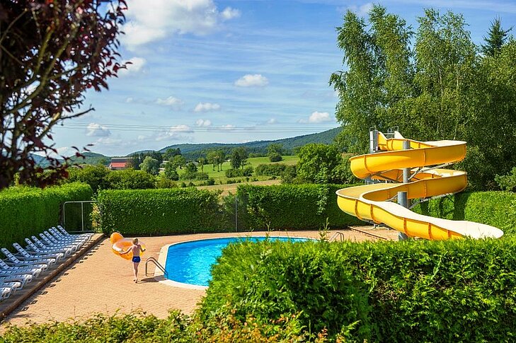 Piscine extérieure avec grand toboggan au camping Sites et Paysages Beauregard, une activité ludique idéale pour les enfants autour de Mesnois.