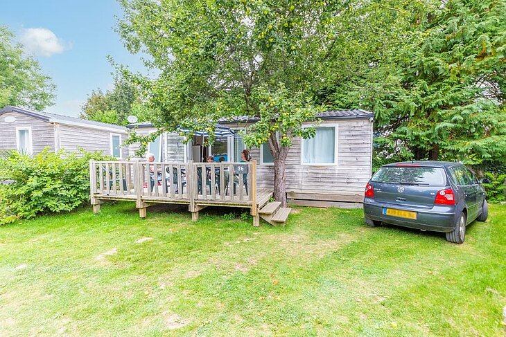 Mobil-home tout confort avec terrasse au camping Sites et Paysages du Pouldu à Clohars-Carnoët, pour des vacances nature en Finistère sud.