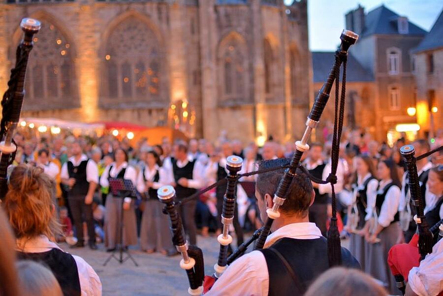 Musiciens et danseurs lors d'un fest-noz en Côtes d’Armor