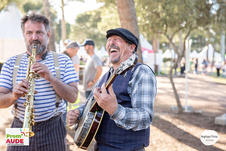 Musiciens en pleine performance au Festival Aude al Païs à Lézignan-Corbières, un moment convivial et festif à vivre pendant un séjour tourisme à Lézignan-Corbières.