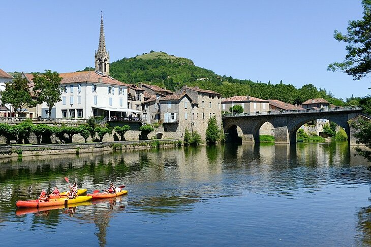 Canoë à Saint-Antonin-Noble-Val sur l’Aveyron Canoës sur l’Aveyron devant le pont et les maisons de Saint-Antonin-Noble-Val, au cœur des Gorges de l’Aveyron.