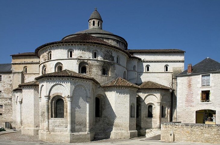Vue de l'église Abbatiale romane de Souillac, étape patrimoniale à découvrir autour de Loupiac lors d’un séjour entre culture et nature.