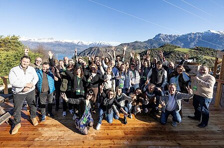 Groupe de propriétaires de campings Sites et Paysages réunis, échangeant et partageant un moment convivial. L'image illustre l'esprit de communauté et d'entraide qui règne au sein du réseau.