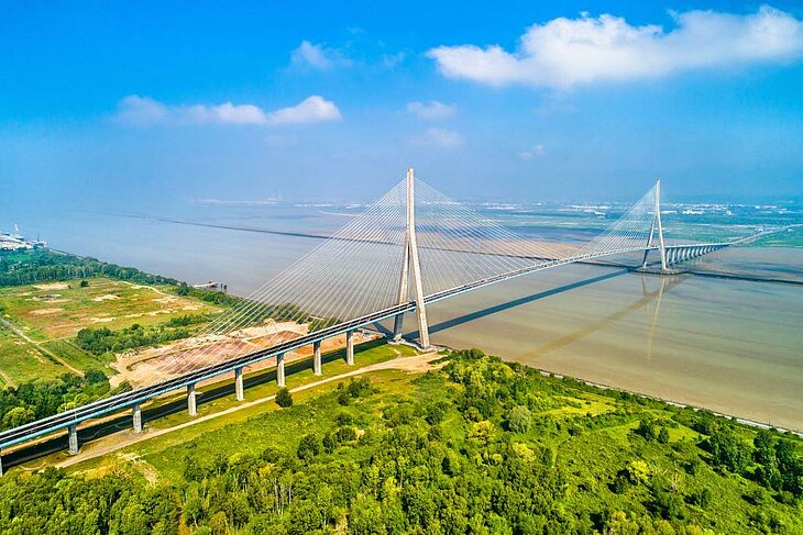 Vue aérienne du Pont de Normandie près de Fiquefleur-Équainville, une activité emblématique à découvrir en famille en Normandie