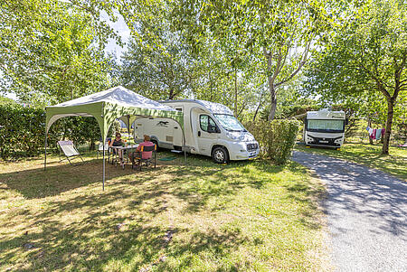 Emplacement de camping car et tente en pleine nature