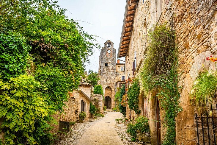 Village médiéval de Bruniquel Ruelle pavée bordée de maisons en pierre dans le village médiéval de Bruniquel, près des vallées de l’Aveyron et de la Vère.