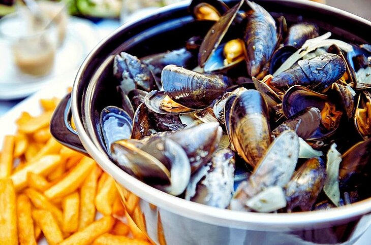 Assiette de moules-frites, spécialité culinaire emblématique à découvrir lors d’un séjour gastronomique dans les Hauts-de-France