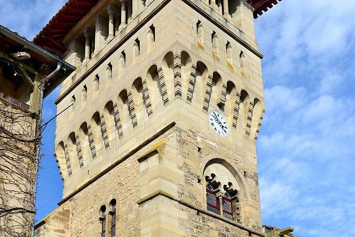 La Maison Romane Vue en contre-plongée du beffroi de la Maison Romane à Saint-Antonin-Noble-Val, avec son horloge et ses arcatures en pierre.
