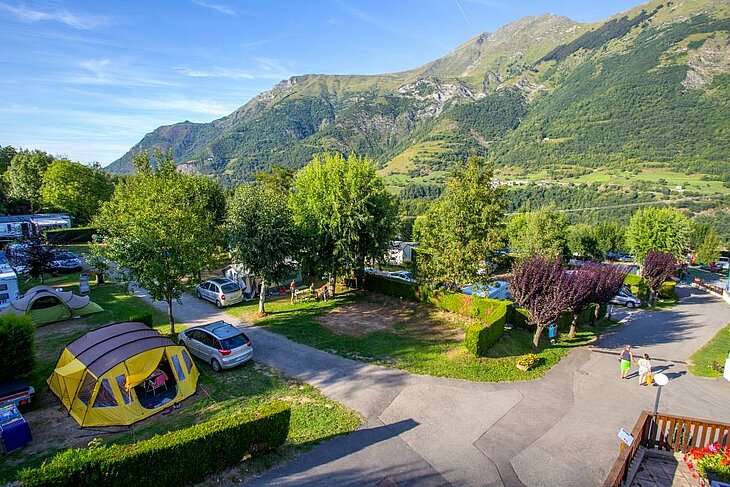 Vue sur le camping Sites et Paysages Pyrénévasion à Sazos, une base idéale pour toute activité Sazos en pleine nature avec confort et convivialité.