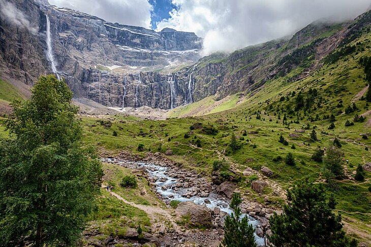 Randonnée au cœur du cirque de Gavarnie, une activité incontournable autour de Sazos pour les amoureux de nature et de paysages grandioses dans les Pyrénées.