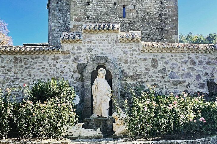 Statue au sanctuaire de Notre-Dame d’Ay, lieu de recueillement et de promenade paisible en pleine nature à proximité d’Eclassan.