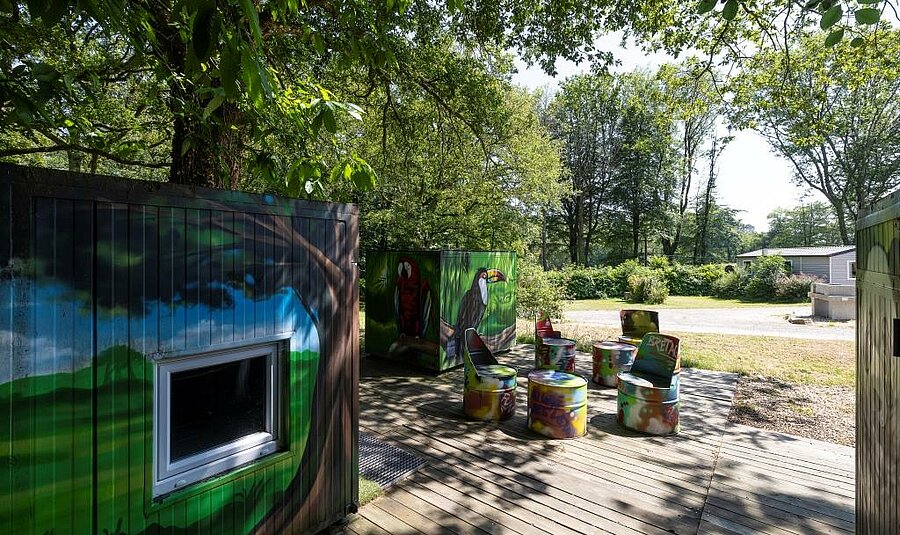 Espace détente ombragé au cœur du camping près de Lorient, déco street art à deux pas des locations et mobil-homes.
