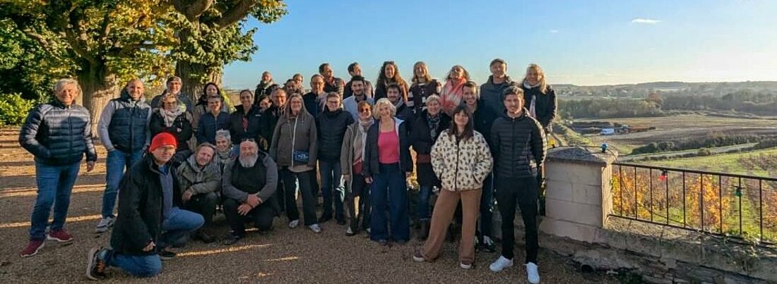 Adhérents d’un réseau de campings indépendants réunis lors d’une rencontre Sites et Paysages dans un paysage nature.