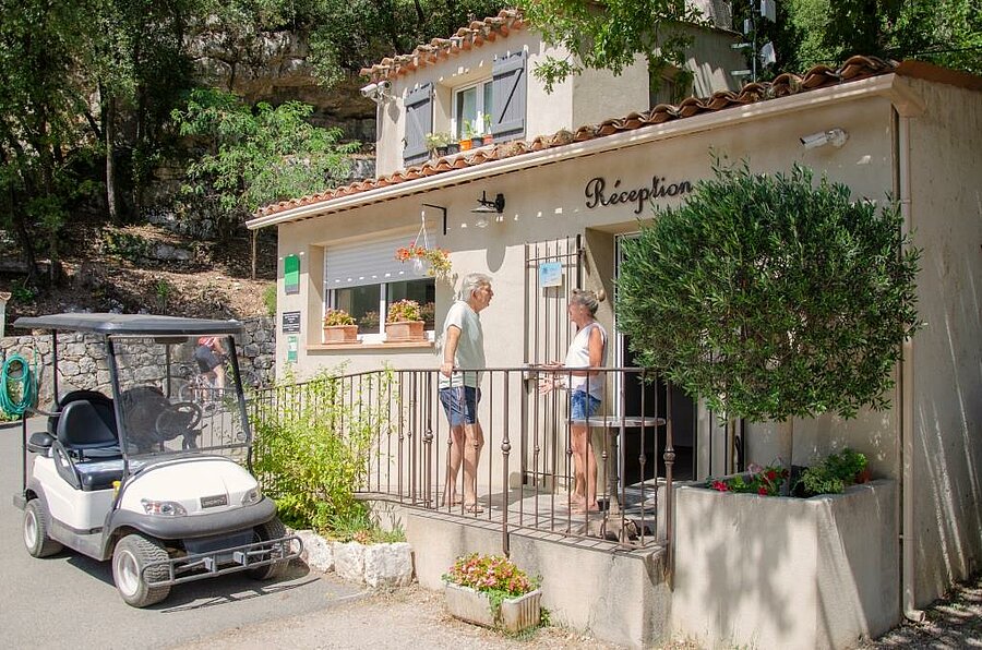 Accueil chaleureux à la réception d’un camping dans la région PACA, avec un cadre naturel typique et des services personnalisés pour un séjour convivial.