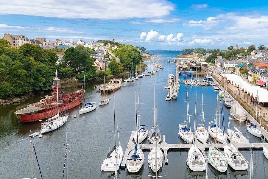 Voiliers et bateaux anciens dans le port-musée de Douarnenez, à explorer lors d’un séjour en camping en Bretagne.