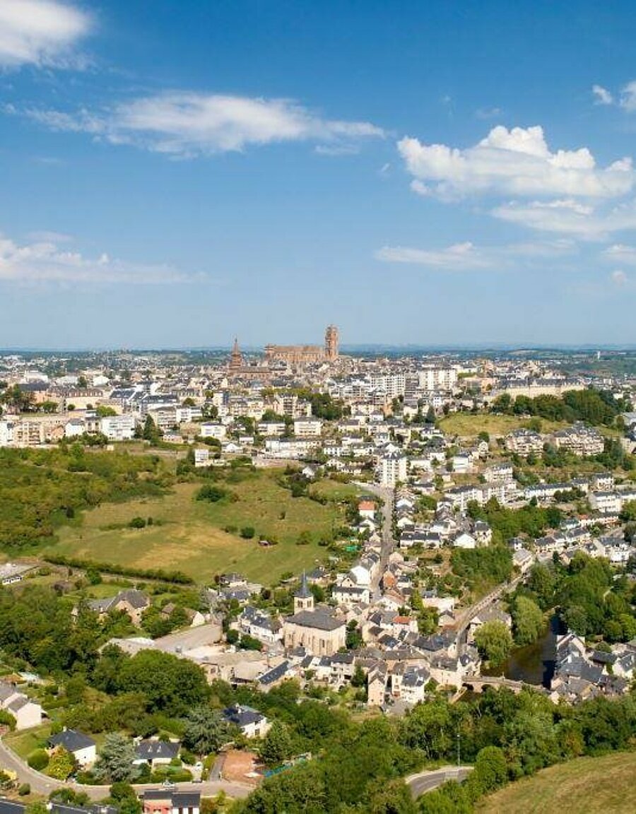 Vue panoramique de Rodez et de sa cathédrale, point de départ idéal depuis le camping pour explorer l’Occitanie.