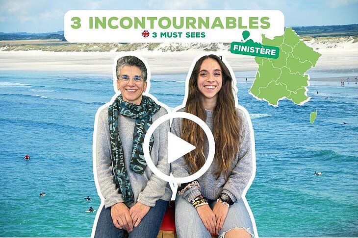 Mathilde et Flora présentent leurs incontournables près de Plomeur dans une vidéo dédiée au tourisme à Plomeur, avec vue sur la plage de La Torche en arrière-plan.