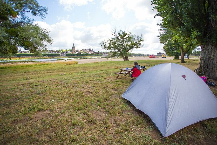 Séjour en camping au bord de la Loire, avec vue sur la ville de Gien, une expérience nature et détente au cœur du Centre-Val de Loire.
