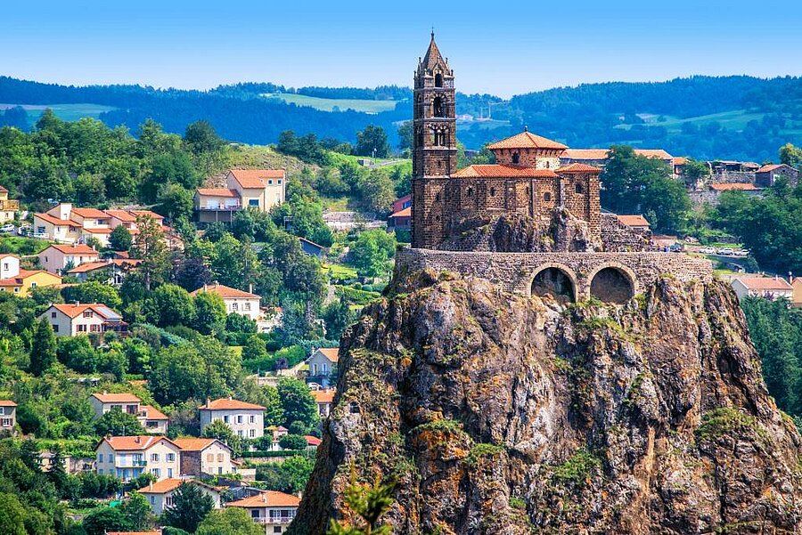 Rocher Saint-Michel d’Aiguilhe dominant les toits du Puy en Velay, près du camping