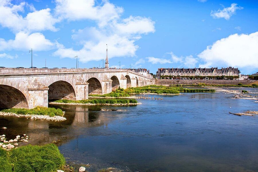 Vue du pont de Blois traversant la Loire, patrimoine emblématique du Loir-et-Cher près des campings du Val de Loire