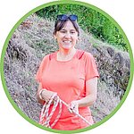 vacancière reposée après une semaine dans un mobil-home fonctionnel avec terrasse couverte, au cœur d’un camping calme et agréable.