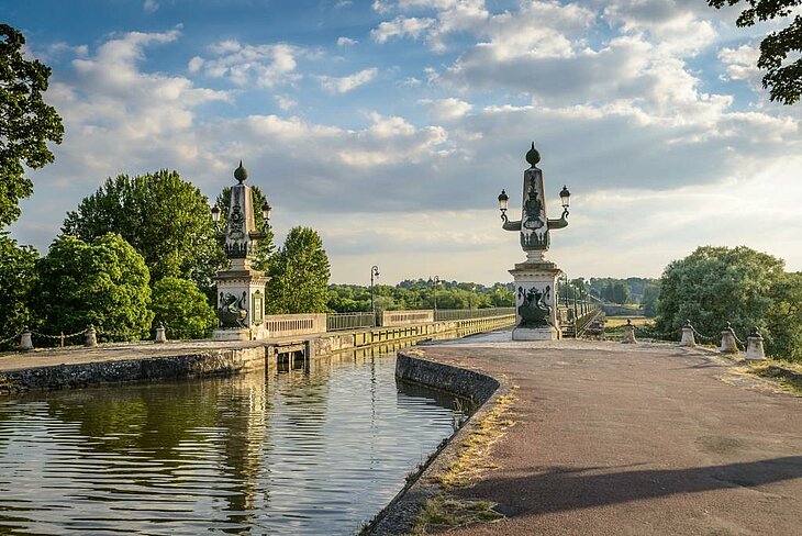 Le pont-canal de Briare près de Poilly-lez-Gien, idéal pour des balades et activités de plein air en bord de Loire