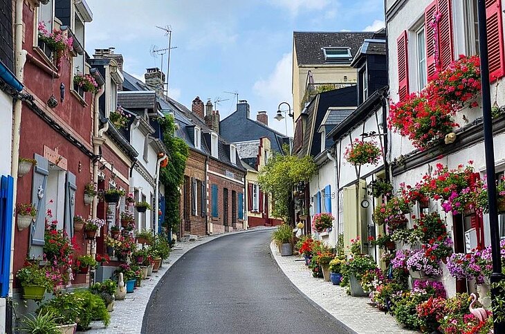Rue fleurie de Saint-Valery-sur-Somme, près de la Pointe du Hourdel, idéale pour découvrir l’authenticité et le patrimoine local de la Baie de Somme.