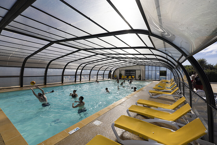Piscine couverte et chauffée du camping La Torche à Plomeur, Finistère sud