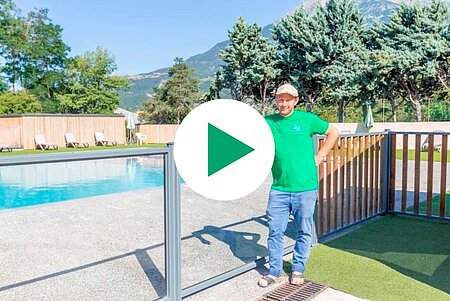 Franck, propriétaire du camping Sites et Paysages Le Petit Liou dans les Hautes-Alpes, devant la piscine de son établissement, sur la vignette de son témoignage vidéo.