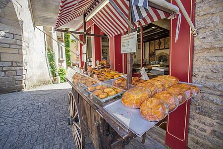 Devanture traditionnelle d'un magasin en Bretagne offrant des spécialités locales comme le kouign aman.