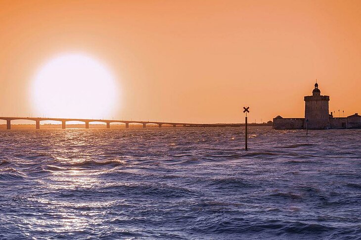 Fort Louvois au milieu du bassin de Marennes face à l’Île d’Oléron au coucher de soleil.