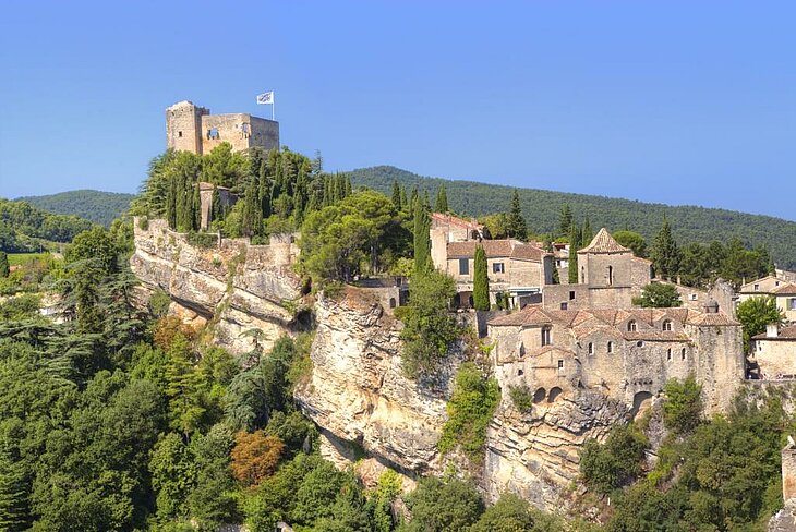 La Haute-Ville et le château comtal Vue sur la Haute-Ville de Vaison-la-Romaine et le château comtal perchés sur un éperon rocheux.