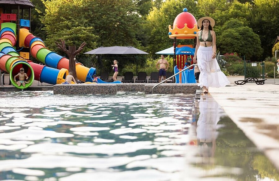 Enfants jouant autour d’un mobil-home dans un camping familial des Pyrénées, idéal pour des vacances actives en nature