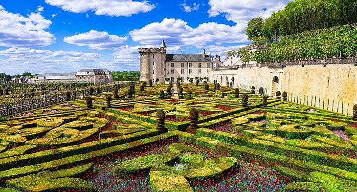 Jardins à la française du château de Villandry, site emblématique du tourisme Centre-Val de Loire et des châteaux de la Loire.