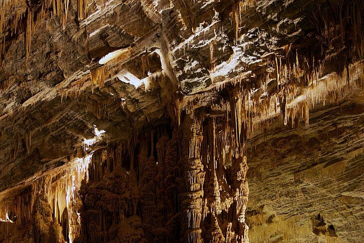 Formation spectaculaire de stalactites et stalagmites dans le gouffre de Cabrespine, une visite impressionnante à prévoir lors d’un séjour tourisme à Lézignan-Corbières.