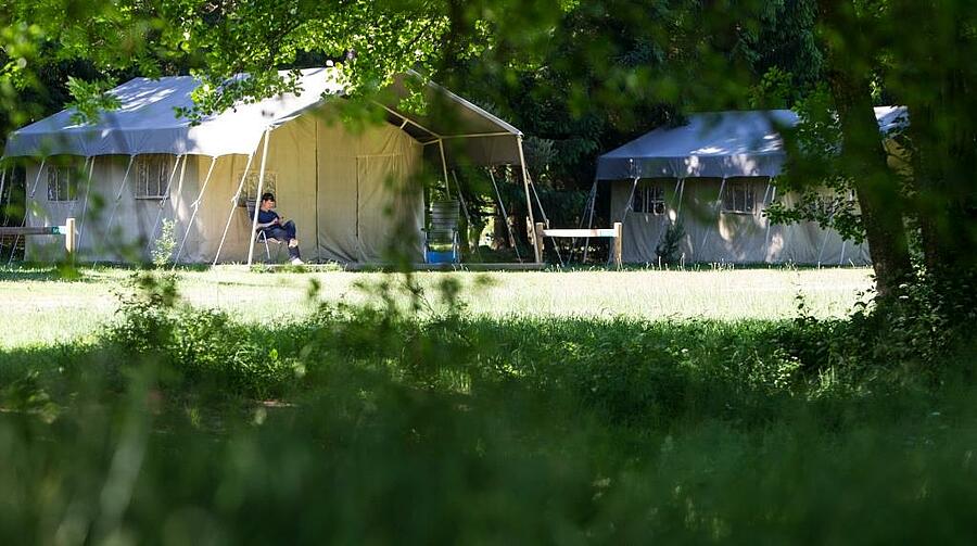 Emplacement spacieux et confortable dans un cadre verdoyant en Haute-Loire, parfait pour un séjour en camping nature alliant authenticité et confort.