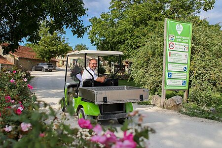 Un propriétaire de camping Sites et Paysages accueille les visiteurs avec le sourire. L'image illustre l'accueil chaleureux et l'accompagnement personnalisé que le réseau offre à ses adhérents, notamment à travers la présence sur le site web, les formations, les échanges et un référent dédié. Rejoindre Sites et Paysages, c'est gagner en visibilité, en compétences et en sérénité, tout en conservant l'authenticité et la convivialité qui font la promesse du réseau depuis 1982.