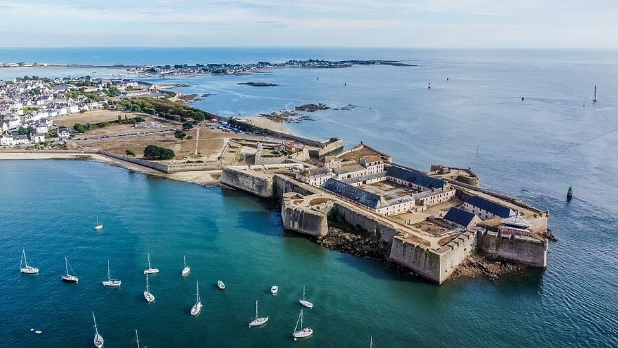 Vue aérienne de la citadelle de Port-Louis face à Lorient, voiliers dans la rade, proche de notre camping Lorient.