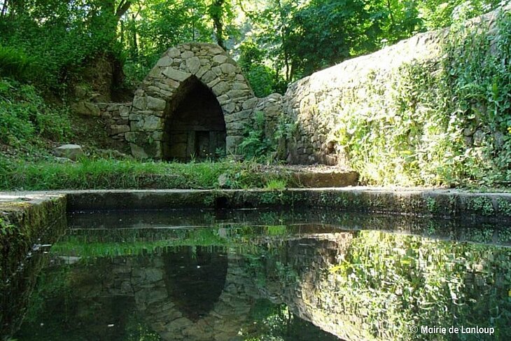 Fontaine de Saint-Golven à Lanloup, joyau du patrimoine local chargé de mémoire et de légendes.