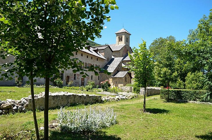 L'abbaye de Boscodon près de Baratier, un joyau du patrimoine des Hautes-Alpes entouré de nature, idéal pour une visite culturelle et spirituelle.